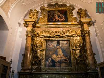 ...� conservato un altro altare marmoreo, quello della Madonna dei Sette Dolori. Traslato qui da una chiesa campestre sul finire del 700, esibisce al centro una Piet� dipinta del XVI secolo...